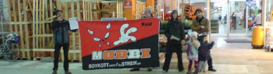 Protestaktion vor dem OBI Süd in Freiburg im Breisgau