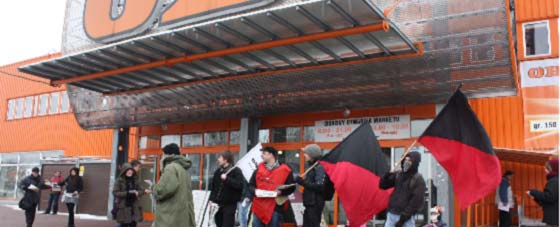 Protestaktion vor dem OBI in Krakow, Polen