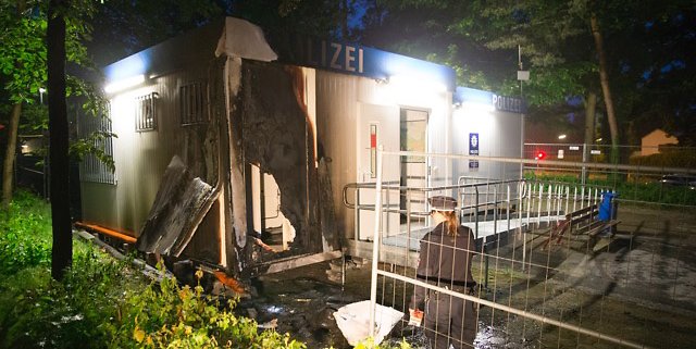 Die Fassade ist völlig geschmolzen - auch innen hat sich das Feuer ausgebreitet.Foto:Röer