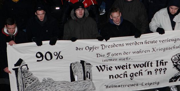 In der Mitte Kai Mose hinter einem Transparent der Kameradschaft “Heimat-Treues-Leipzig” in Dresden am 13. Februar 2012. Rechts daneben Enrico Böhm, ganz links Michael Pötzsch aus Markranstädt. Foto: Christian Jäger/jaegerphotographie.de