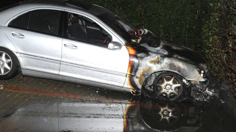 Dieser Mercedes brannte im vorderen Bereich