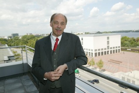 24.10. Heinrich Stüven ist Vorsitzender des Grundeigentümer-Verbandes. Die Täter warfen vor seinem Haus in Harburg Scheiben seines Autos ein, schütteten Farbe rein