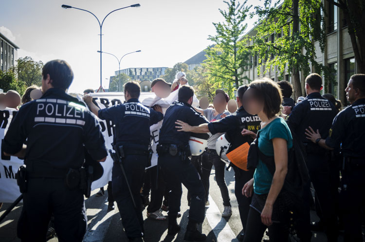 Erste Versuche von Blau zu provozieren