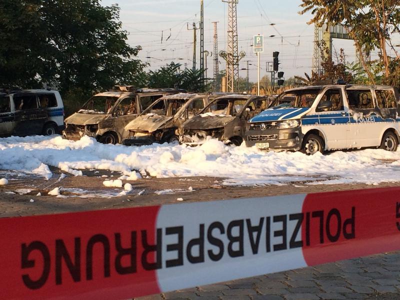 Am Hauptbahnhof in Magdeburg haben unbekannte Täter 18 Autos angezündet - darunter sieben Einsatzfahrzeuge der Bundespolizei und Wagen der Deutschen Bahn. Schaden: 750.000 Euro.