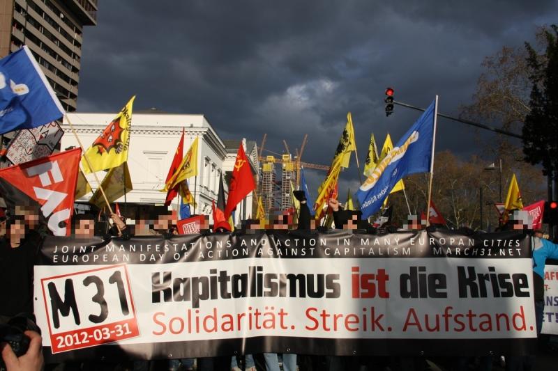 Fronttranspi, im Hintergrund EZB Baustelle