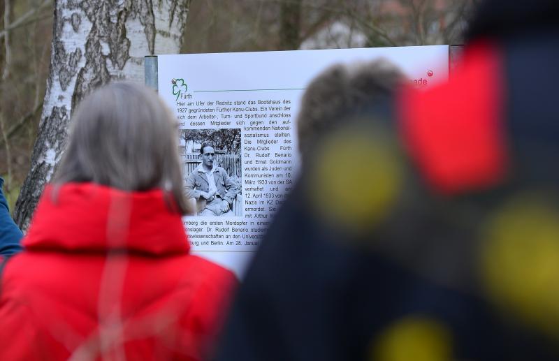 Die neue Gedenktafel (Foto: Infoladen Benario)