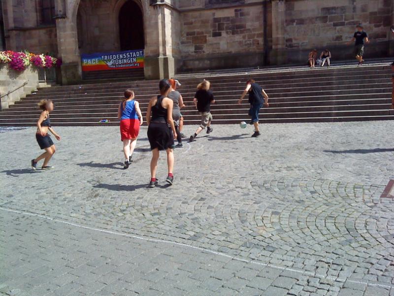 Antinationales Fußballspiel auf dem Marktplatz Tübingen