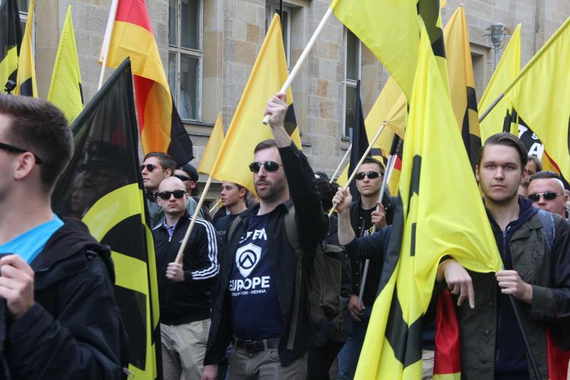 Patrick Bass (2. v. links) auf „Identitären“-Aufmarsch am 17.06.2016 in Berlin (Quelle: Igor Netz)