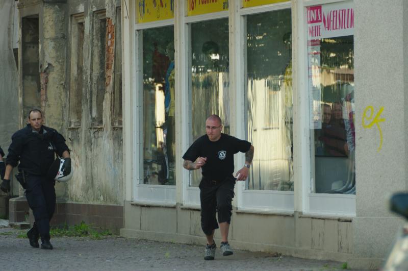 Dennis Decker auf der flucht nach flaschenwurf