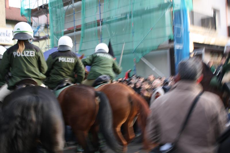 Prügelnde Polizeireiter.JPG