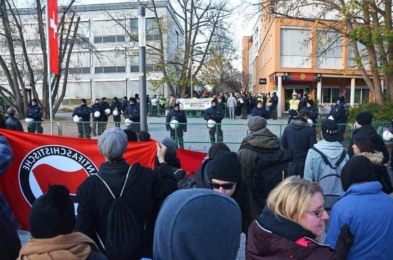 Die Polizei trennte linke Gegendemonstranten (vorne) und den Aufmarsch der „Pegida Dreiländereck“.