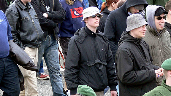 Man kennt sich schon länger: Bremer Nazihools beim Naziaufmarsch am 1. Mai 2006 in Rostock: Gerry Bakker, Henrik Ostendorf, Martin Elsner (v.l.n.r.)