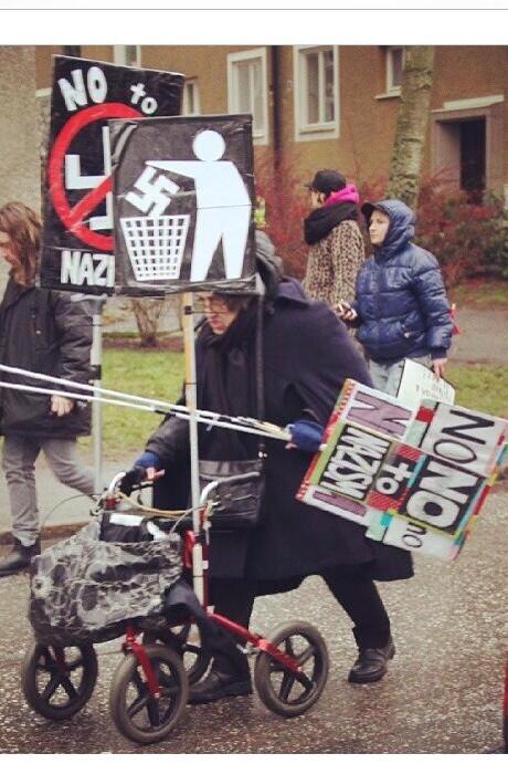 Eine Antifaschistin am 15. Dezember 2013 auf einer Demonstration in Stockholm."No to Nazis!"