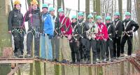 Gesichert: (von links) Die beiden Ausbilder, Chef-Trainerin Karin S. und Geschäftsführer Marc L. lernten Günther K., Lars M., Ruben Issmer, Dorena D., Wiebke P., Sonja S., Heidrun F., Anna E., Jonas G., Sascha A. für den Hochseilgarten an.