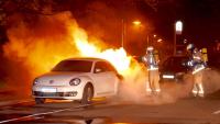 Feuerwehrleute beim Löscheinsatz ein der Prenzlauer Allee (Foto: spreepicture)