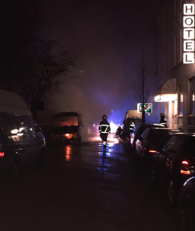 Die Rettungskräfte waren in der Nacht im Einsatz, verhinderten, dass das Feuer von dem Polizeiwagen übergriff Foto: Privat