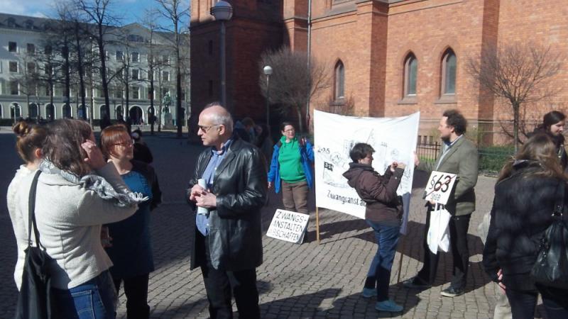 Die Demonstration am Beginn - im Hintergrund das Landtagsgebäude, wo die Anhörung stattfand.