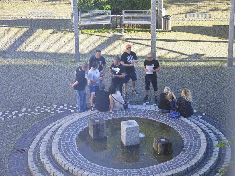 Einfach nur ein lockeres Treffen in der Nachbarschaft? Seit fast drei Wochen lungern fast jeden Abend Rechtsextreme auf dem Platz vor Annas Haus herum.