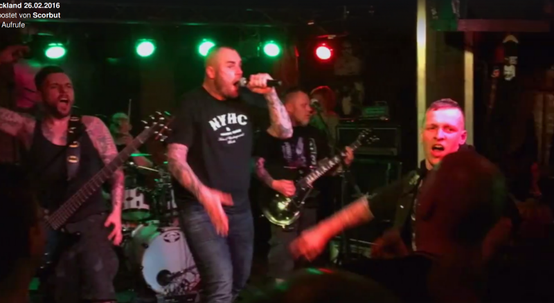 1.v.l. Patrick von "Punkfront" auf einem Konzert von "Bullenschubser" und "Scorbut" in Berlin 2016