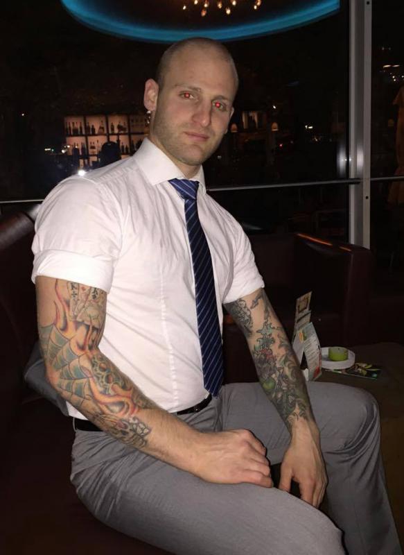 Jonathan Stumpf im "Busfahrer-Look" - gut zu erkennen ist das Tattoo mit dem ...