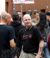 Marvin Jäger im T-Shirt der Bruderschaft "Midgards Wächter" in Schleswig 2012