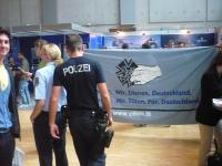 Polizei greift sofort ein.