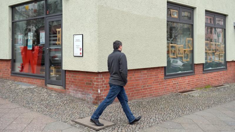 Eingeworfene Fensterscheiben sind am 24.02.2016 am Bürgerbüro des Präsidenten des Berliner Abgeordnetenhauses, Ralf Wieland (SPD) in Berlin zusehen.