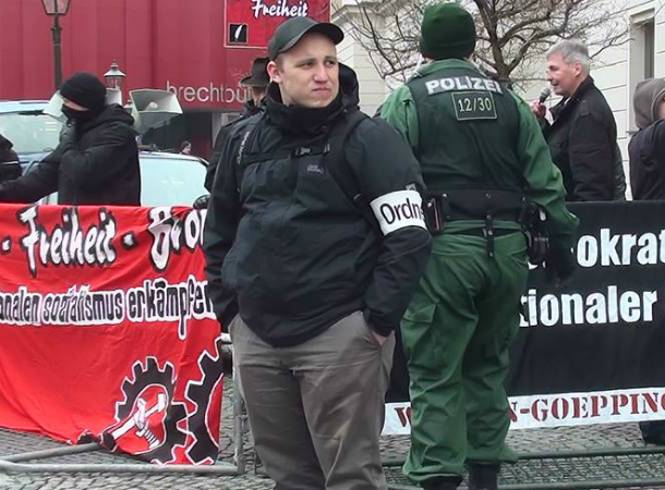 Der mutmaßliche Aussteiger als Ordner auf einer Neonazi-Demo