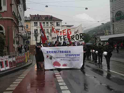 Gerade gestartet: Die AIHD an der Spitze des Demonstrationszugs