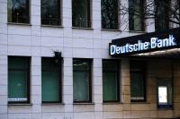 Farbflasche auf die Deutsche Bank