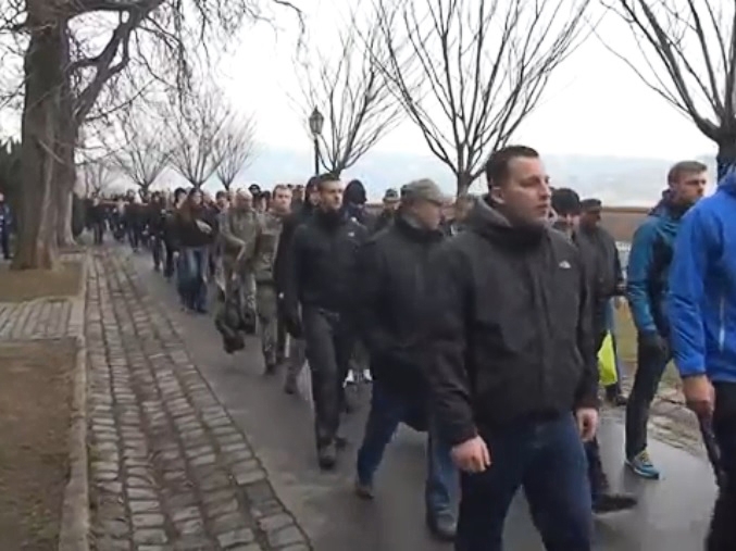 Maik Schneider (ganz rechts) am 8. Februar 2014 auf dem neonazistischen “Day of Honour” in Budapest