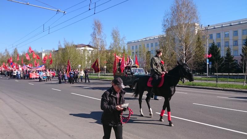 Vom Rotgardisten angeführter kämpferischer Demonstrationszug