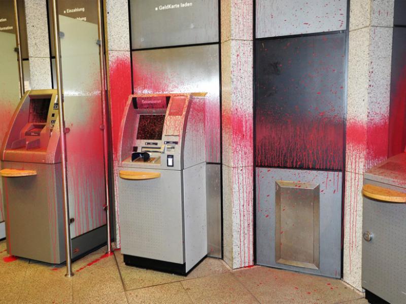 Einmal quer rüber mit roter Farbe: Bankfiliale am Kaiser-Wilhelm-Platz 