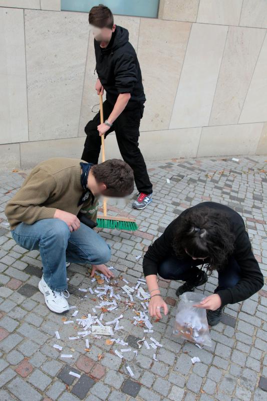 Antifaschistische Kehraktion in Neuhausen (Nazischnipsel von "AN BaWü" werden aufgesammelt)