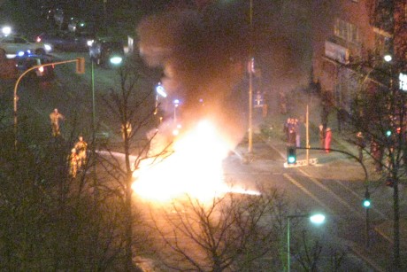 Brennende Reifen blockieren am Sonnabendabend die Oranienstraße in Kreuzberg