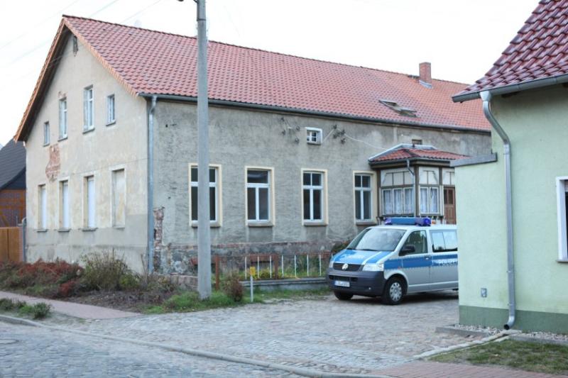 ...wurden Polizisten vor dem Haus der Männer postiert, sie wachen rund um die Uhr.