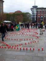 „Kobanê“ steht mit Kerzen geformt auf dem Bahnhofsvorplatz