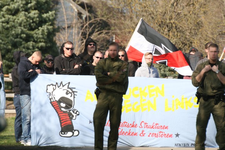 Potsdamer NeoNazis mit "Sektion Potsdam"-Transparent am 25