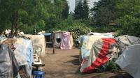 Die Menschen hausen in Zelten aus Planen und Paletten   Foto: Steffen Pletl