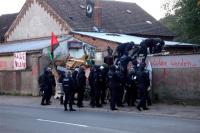 Polizeibeamte mit Spezialausrüstung stürmten gestern gegen 9 Uhr das Objekt in der Magdeburger Straße 36 in Oschersleben.