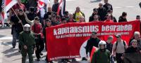 Baumann im roten T-Shirt links neben dem Transparent als "Nationaler Sanitäter" am 1. Mai 2009 in Ulm