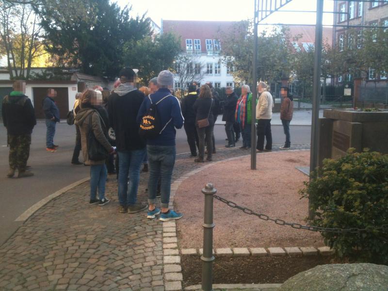 Antifaschistischer Stadtrundgang an der ehemaligen Synagoge.