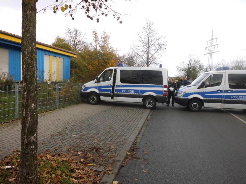 Polizeiauto im Gartenzaun