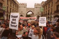 Auch im Herbst 2009 sind tausende Demonstranten mit Plakaten gegen die Neonazis auf die Straße gegangen. Hier stehen die Teilnehmer am Stauchs