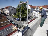 Ausblick auf die Schanzäckerstraße. Bauarbeiter Hadzhiev Boyan hat noch viel zu tun, derzeit sind die Arbeiten im vollen Gange. Bis zum Herbst soll der Bau der beiden Gebäude abgeschlossen sein