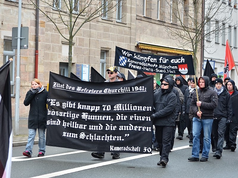 In der Mitte Lutz Passon, Quelle:Fürther Freiheit