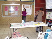 Mutter von Lucia Morett bei einem Infostand in der UNAM