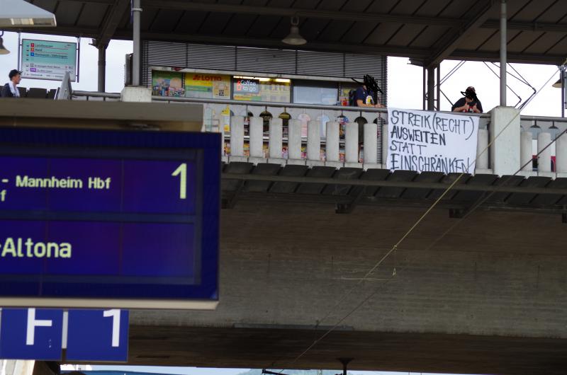 Transpi auf Stadtbahnbrücke