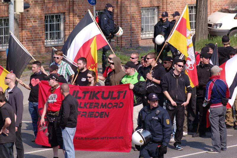 ...in Heilbronn (schwarze Cap, Sonnebrille, weiße Medienbinde)