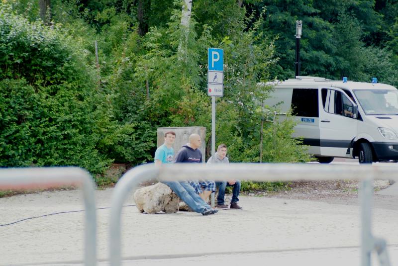 Dominik Stürmer (Mitte) hält seinen Kameraden die Stange